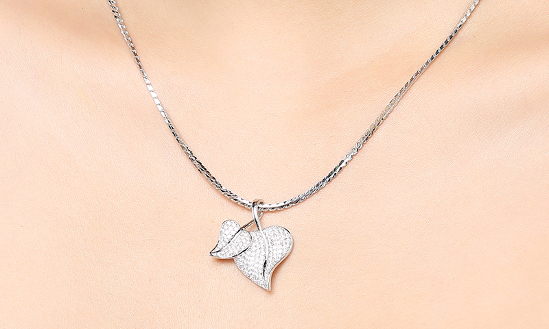 D&acirc;y chuyền h&igrave;nh l&aacute; đơn giản nhưng kh&ocirc;ng k&eacute;m phần tinh tế